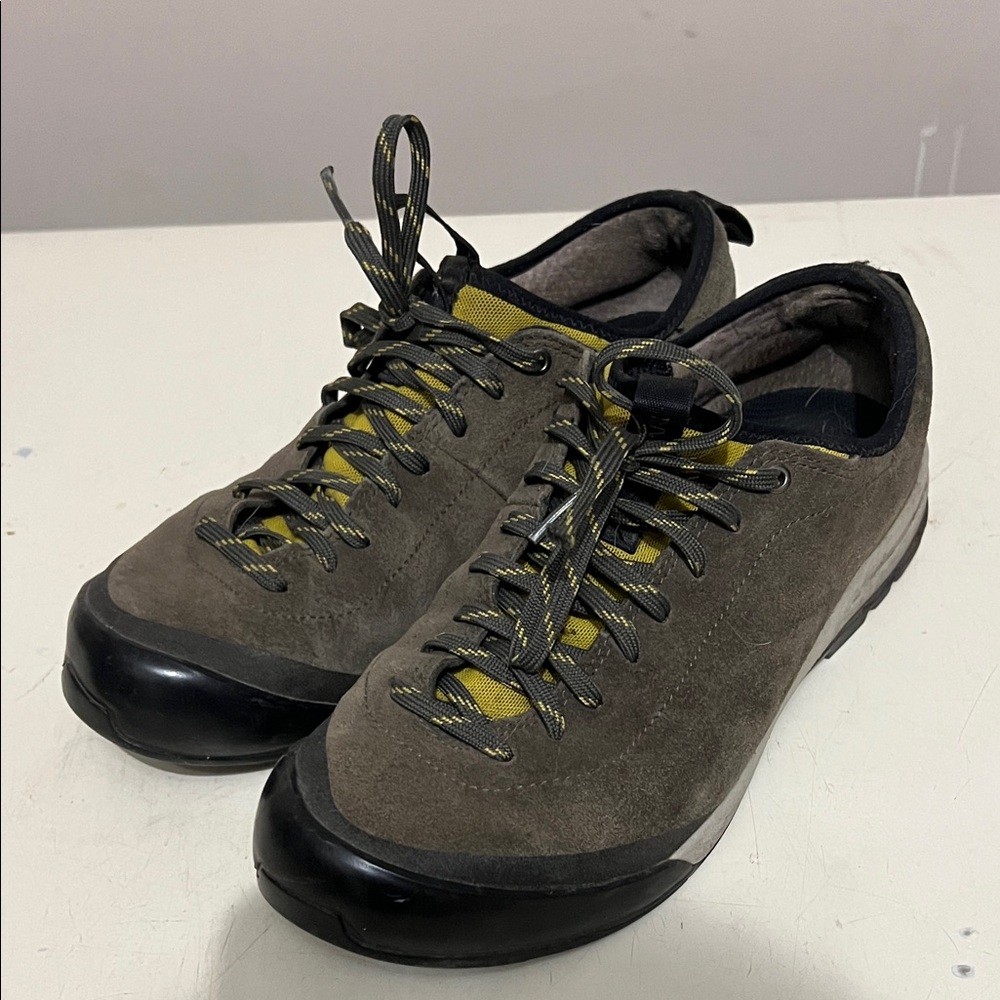 Sz 9 Arc'teryx approach shoe